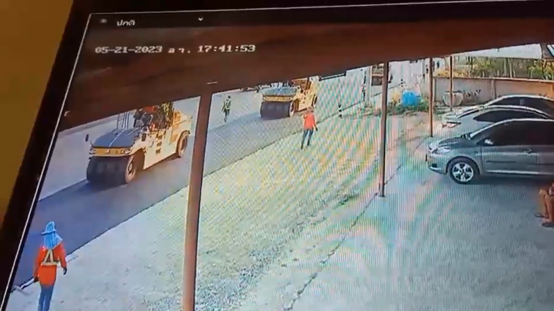 สยอง ! รถบดอัดถนนยางมะตอย ถอยหลังทับโฟร์แมนดับ