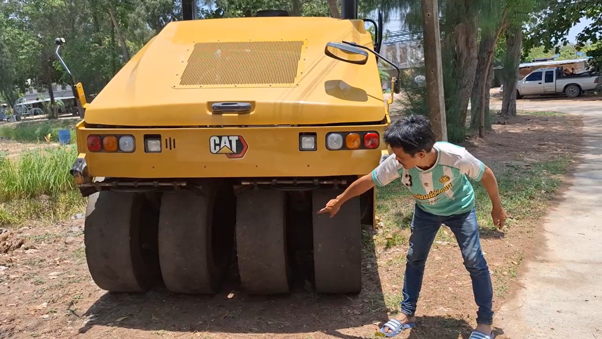 สยอง ! รถบดอัดถนนยางมะตอย ถอยหลังทับโฟร์แมนดับ