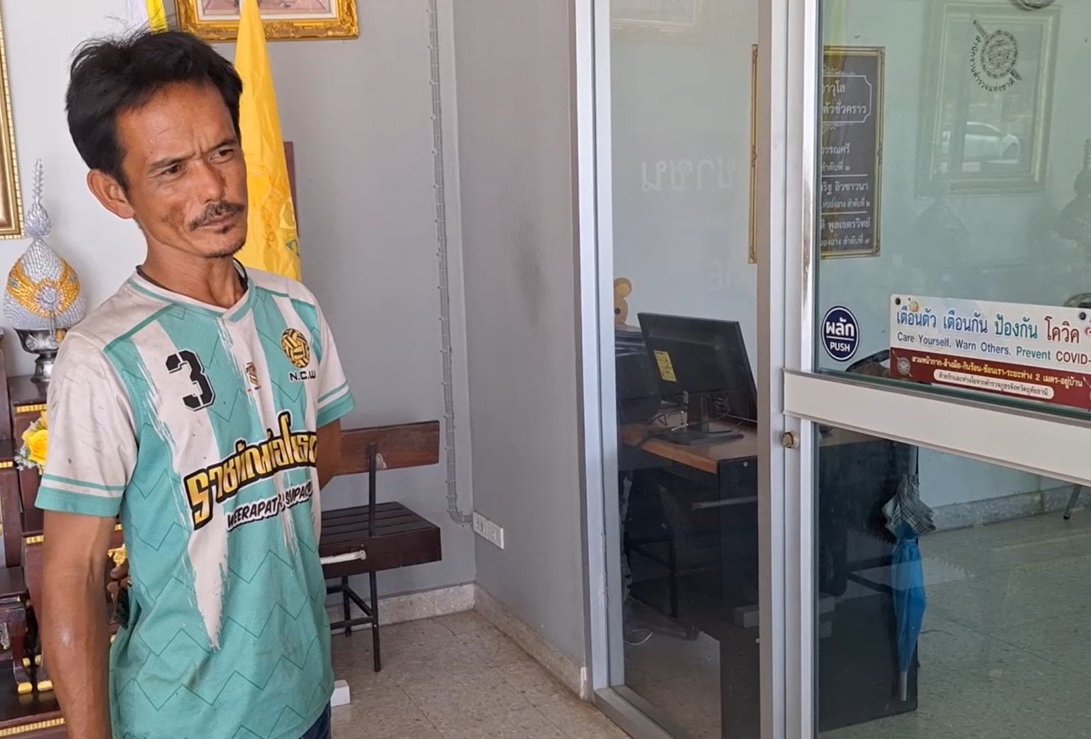 สยอง ! รถบดอัดถนนยางมะตอย ถอยหลังทับโฟร์แมนดับ
