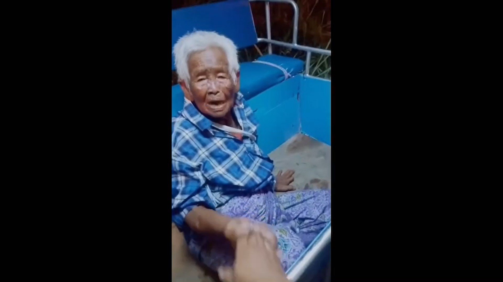 ยายจ่อยกลับมาแล้ว !! เดินกลางถนนเกือบถูกรถพ่วงเหยียบ