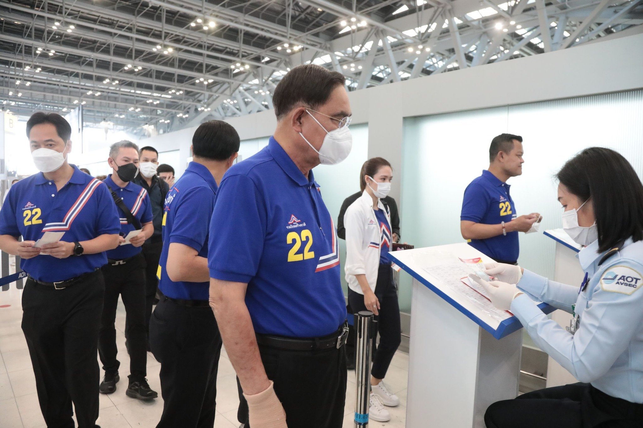 “พล.อ.ประยุทธ์” ลงพื้นที่บุกภาคอีสาน ย้ำเหตุผลที่ต้องอยู่ต่อ เพื่อทำงานที่ค้าง เพราะถ้าแก้ได้ไวคงแก้ไปนานแล้ว