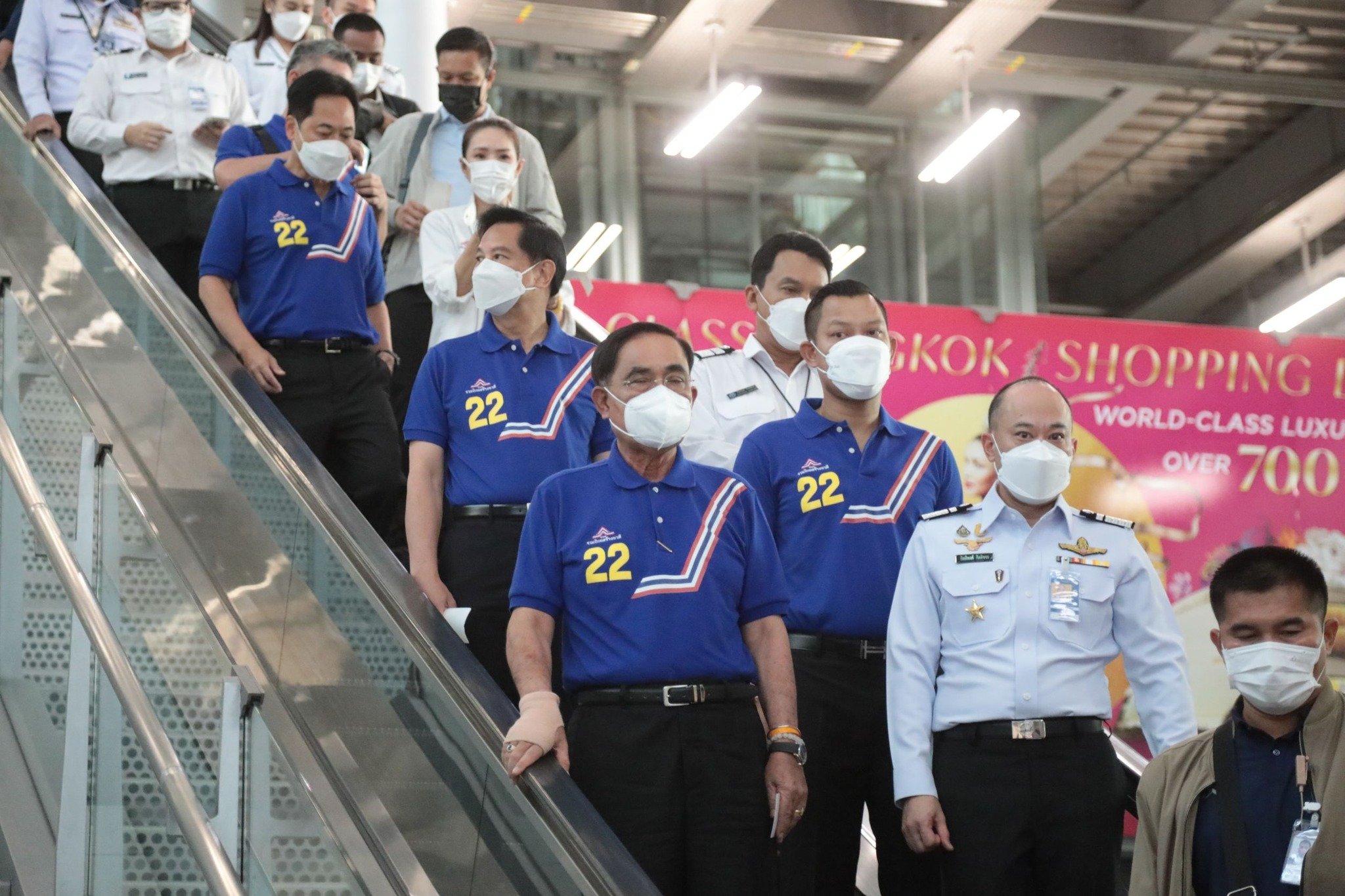 “พล.อ.ประยุทธ์” ลงพื้นที่บุกภาคอีสาน ย้ำเหตุผลที่ต้องอยู่ต่อ เพื่อทำงานที่ค้าง เพราะถ้าแก้ได้ไวคงแก้ไปนานแล้ว