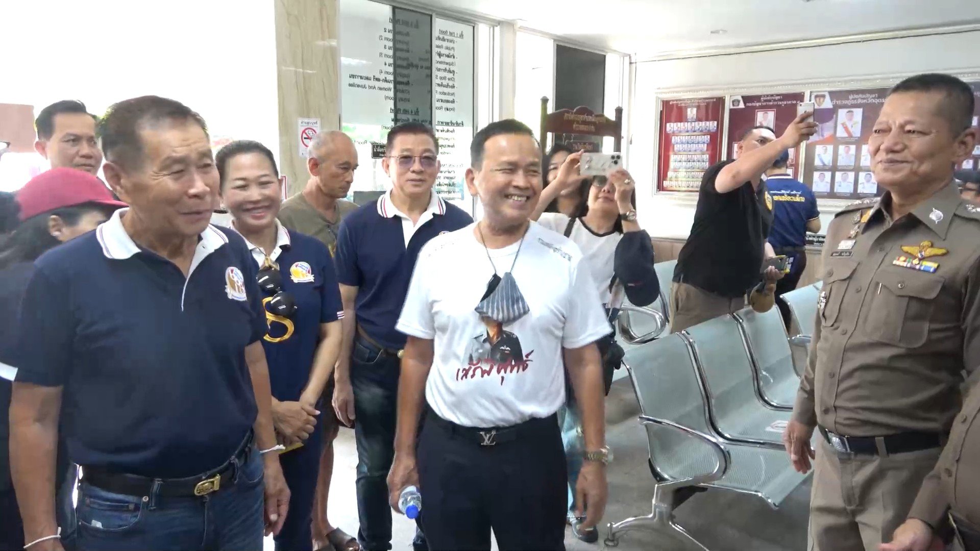 “เสรีพิศุทธ์” บุกโรงพักเมืองอุดรฯ  ขอตำรวจเป็นนายกอีกซักคน