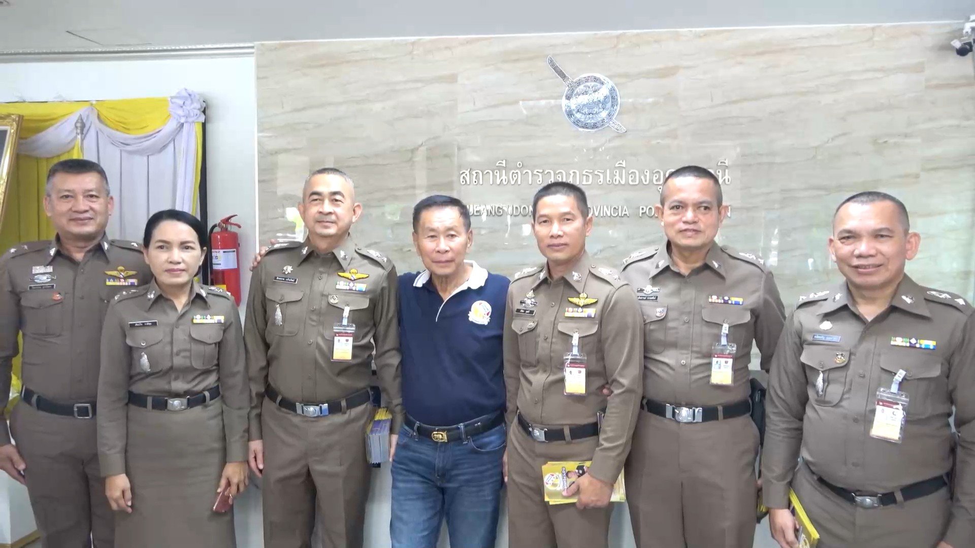 “เสรีพิศุทธ์” บุกโรงพักเมืองอุดรฯ  ขอตำรวจเป็นนายกอีกซักคน