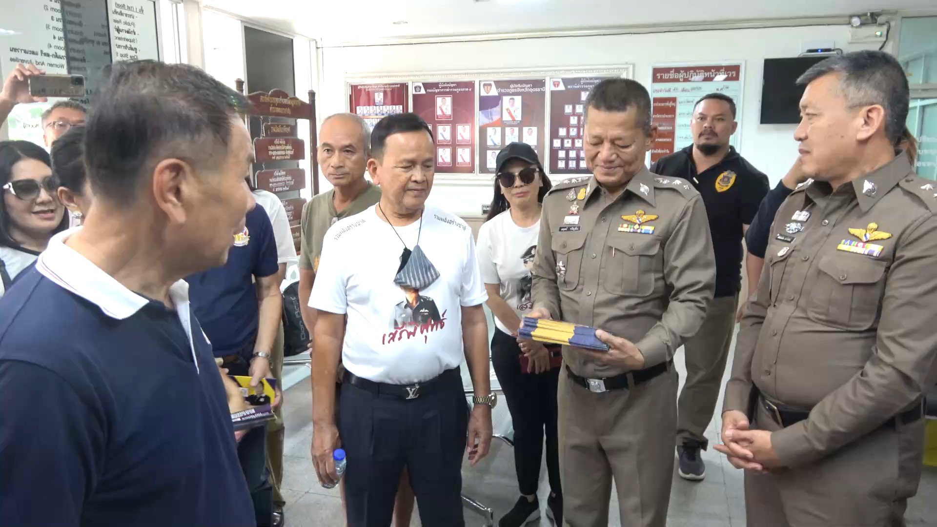 “เสรีพิศุทธ์” บุกโรงพักเมืองอุดรฯ  ขอตำรวจเป็นนายกอีกซักคน