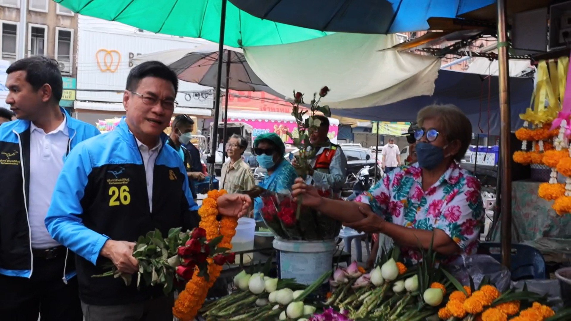 “จุรินทร์” ลุยตลาดเจ้าพรหม ปล่อยปลาไหลทำบุญ ลั่นนโยบายประชาธิปัตย์ตกผลึกแล้ว