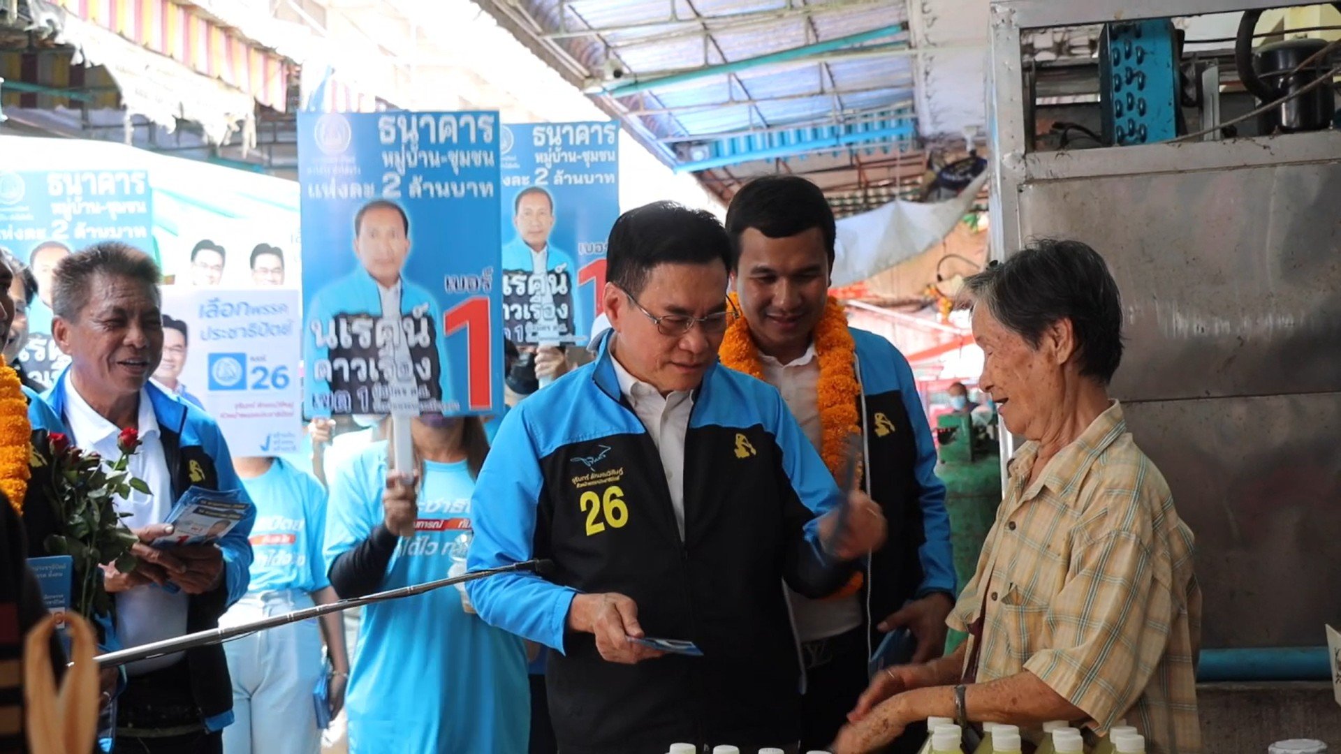 “จุรินทร์” ลุยตลาดเจ้าพรหม ปล่อยปลาไหลทำบุญ ลั่นนโยบายประชาธิปัตย์ตกผลึกแล้ว