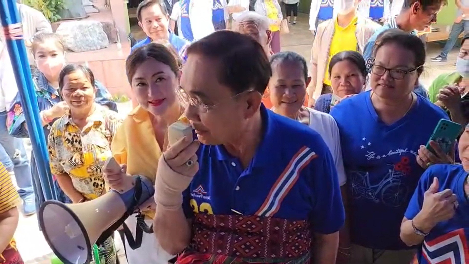 “พล.อ.ประยุทธ์” ลงพื้นที่บุกภาคอีสาน ย้ำเหตุผลที่ต้องอยู่ต่อ เพื่อทำงานที่ค้าง เพราะถ้าแก้ได้ไวคงแก้ไปนานแล้ว