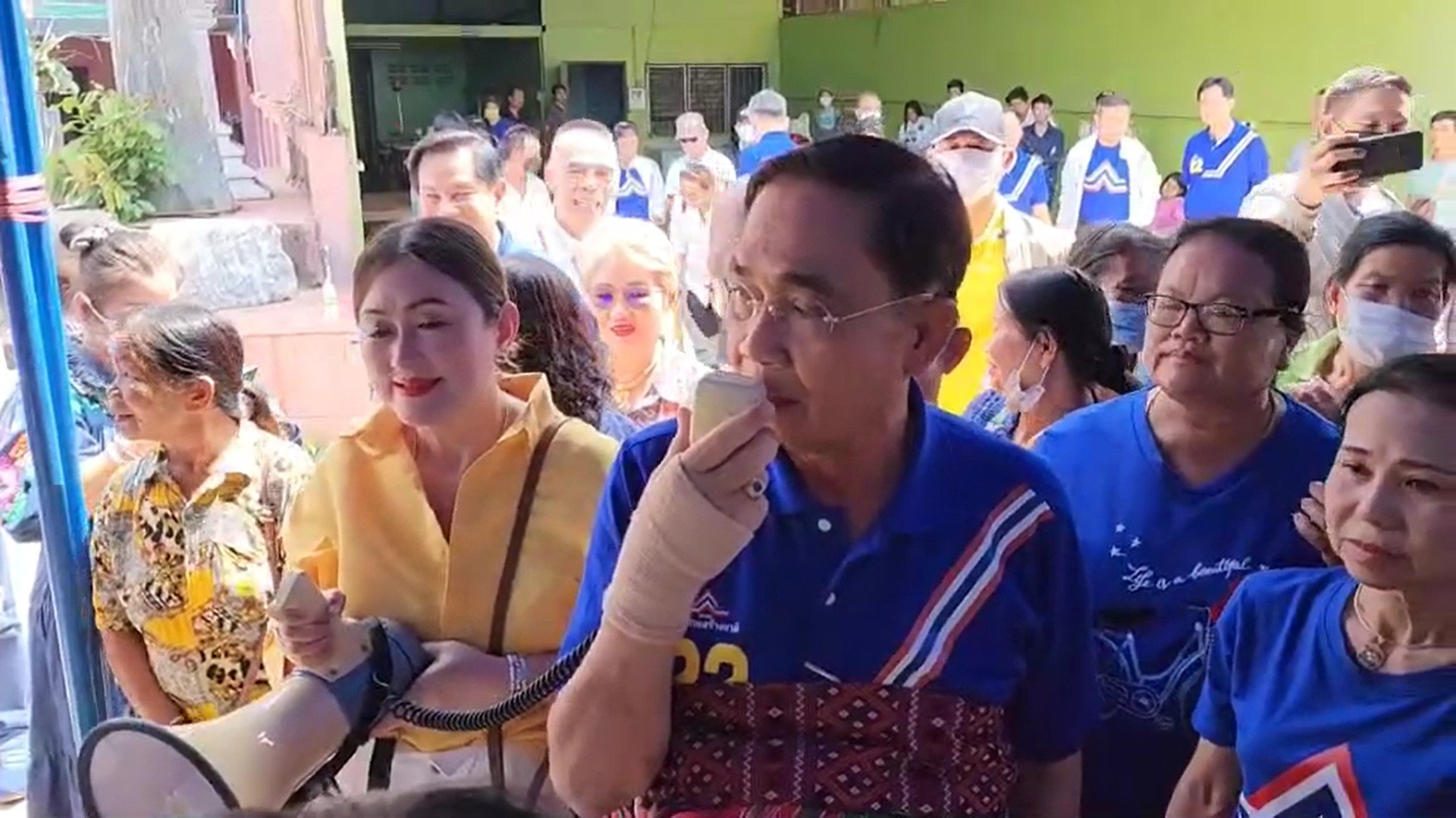 “พล.อ.ประยุทธ์” ลงพื้นที่บุกภาคอีสาน ย้ำเหตุผลที่ต้องอยู่ต่อ เพื่อทำงานที่ค้าง เพราะถ้าแก้ได้ไวคงแก้ไปนานแล้ว