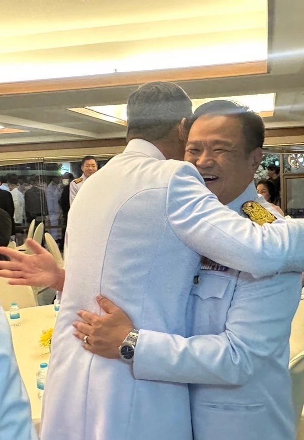 “อนุทิน” ไม่ก้าวก่าย เปิดทางให้ “เศรษฐา” พิจารณาตำแหน่งรัฐมนตรี แจงภาพกอดกัน เพราะท่านเมตตา