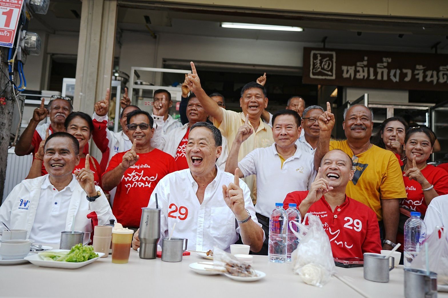 “เศรษฐา” เดินตลาดเช้าทุ่งสง แวะแคะขนมครก “ณัฐวุฒิ” แซว "แคะคะแนนละเอียดไม่มีตกค้าง"