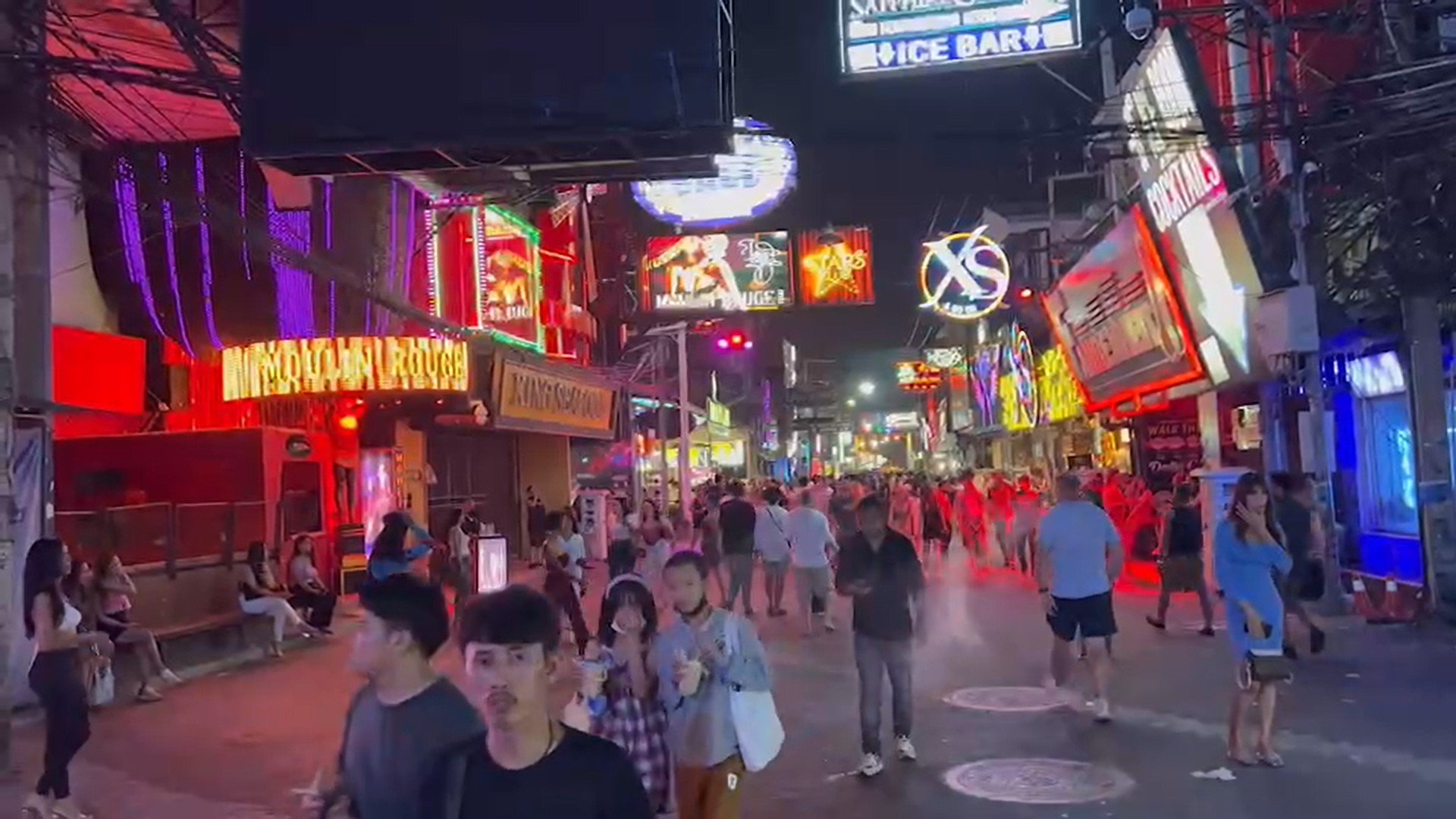 แตกตื่น ต่างชาติยกพวกตีกัน กลางวอล์กิ้งสตรีท พัทยา
