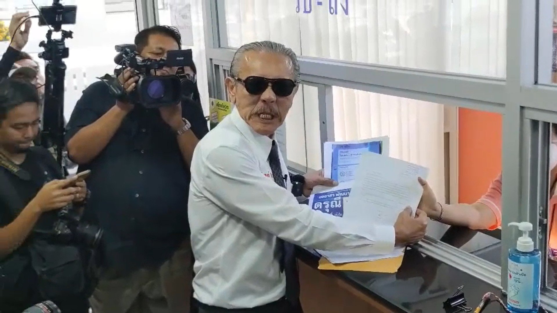 ชูวิทย์ ยื่นหลักฐาน วอน กตต. เอาผิดผู้สมัครพรรคภูมิใจไทย ซื้อเสียง !! ชูวิทย์ ยื่นหลักฐาน วอน กตต. เอาผิดผู้สมัครพรรคภูมิใจไทย ซื้อเสียง !!