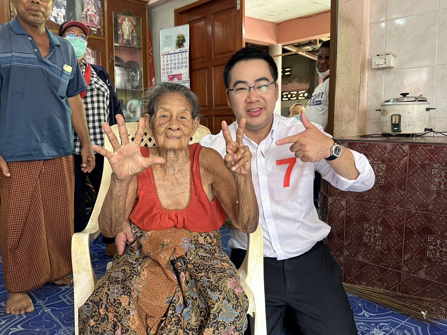 "พลภูมิ" รุกหาเสียงช่วงโค้งสุดท้าย ยกนโยบาย "Learn to Earn” เรียนฟรี มีรายได้