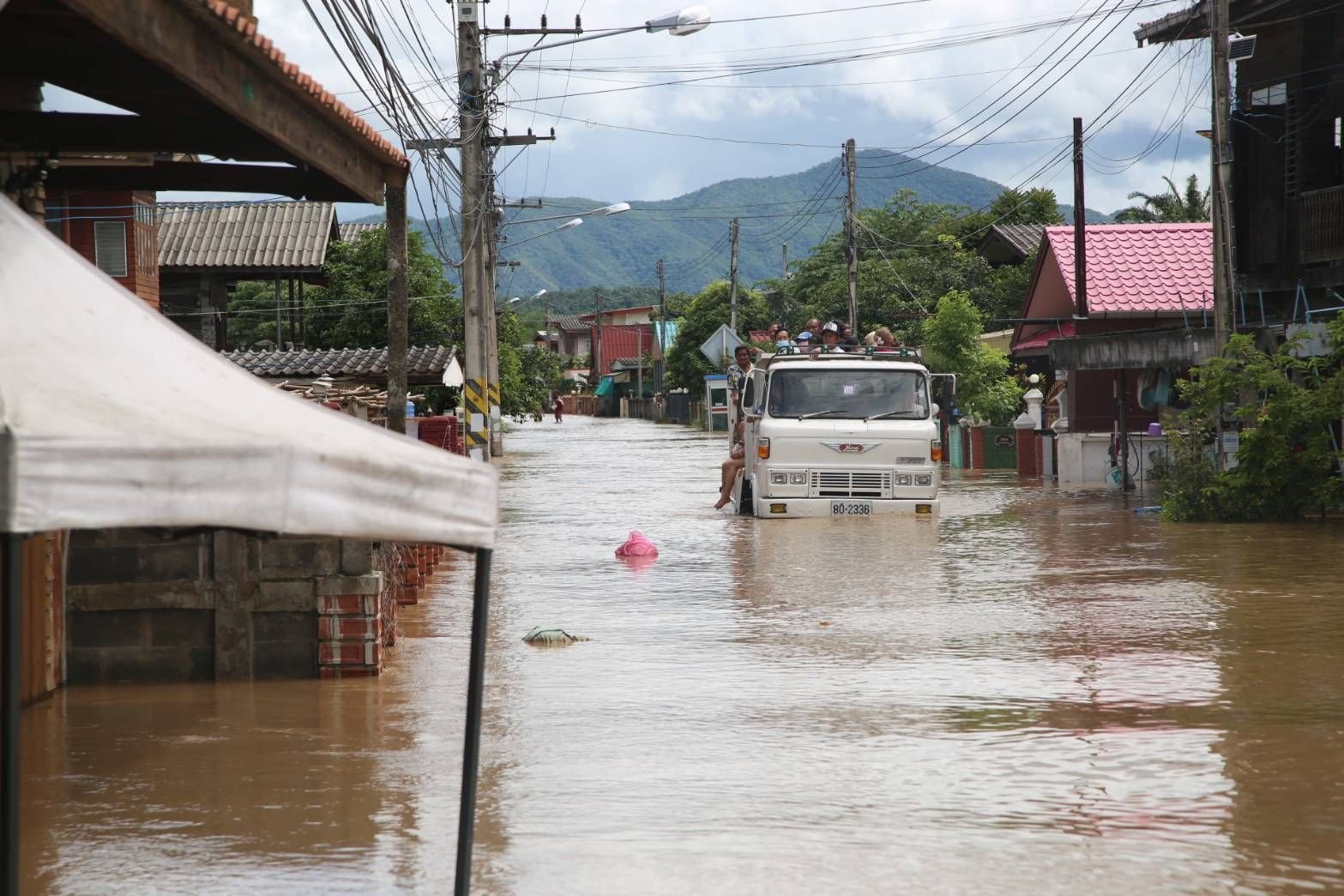 “ธรรมนัส” บินด่วนแก้ปัญหาน้ำท่วม 3 จังหวัดภาคเหนือ แจกถุงยังชีพผู้ประสบอุทกภัย