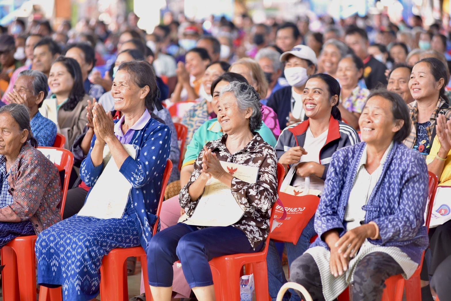 "ธรรมนัส" มอบของขวัญปีใหม่ให้กับเกษตรกร มอบเมล็ดข้าวพร้อมเปลี่ยน ส.ป.ก. 4-01 เป็นโฉนดที่ดินเพื่อการเกษตร