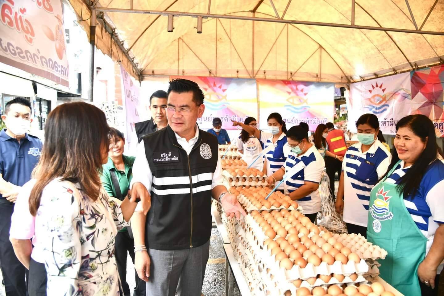 “พาณิชย์”เชื่อมโยงไข่ไก่ขาย 10 ตลาด ลดค่าครองชีพ ช่วยเกษตรกรระบายผลผลิต