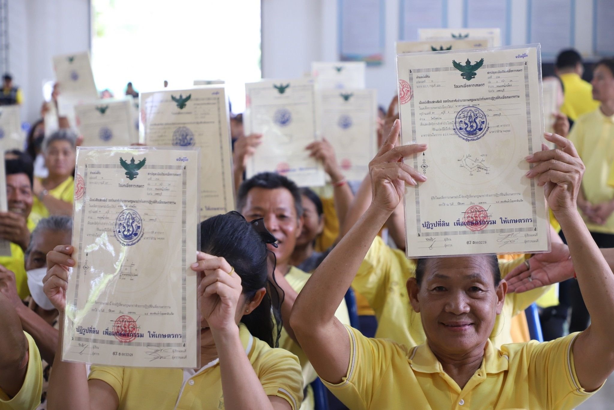 "ธรรมนัส พรหมเผ่า" พร้อมคณะ มอบโฉนดเพื่อการเกษตร จังหวัดเพชรบุรี