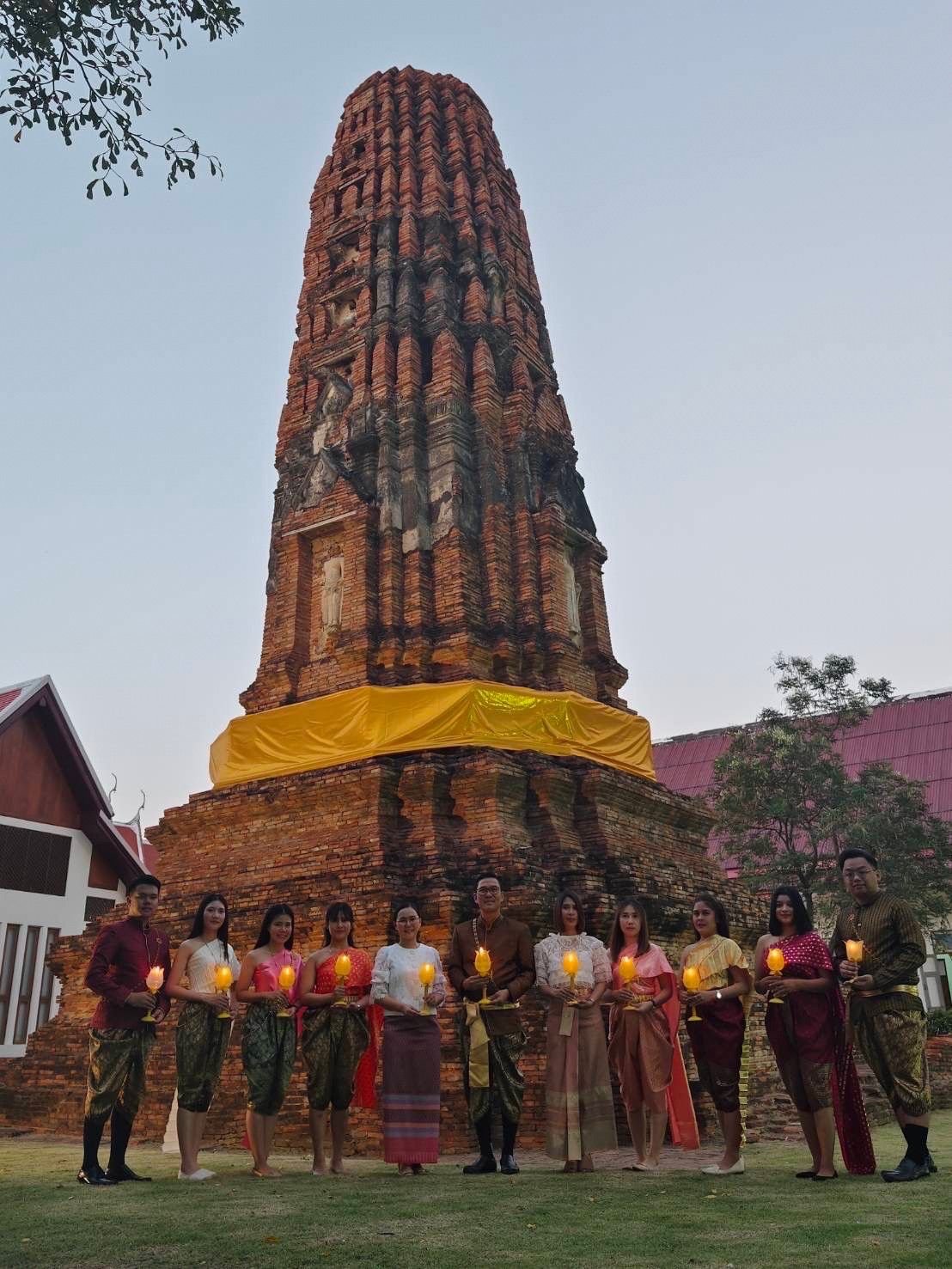 ชาวนนทบุรี แห่ร่วมกิจกรรมเวียนเทียนวัดปรางค์หลวง วัดเก่าแก่ อายุกว่า 650 ปี 