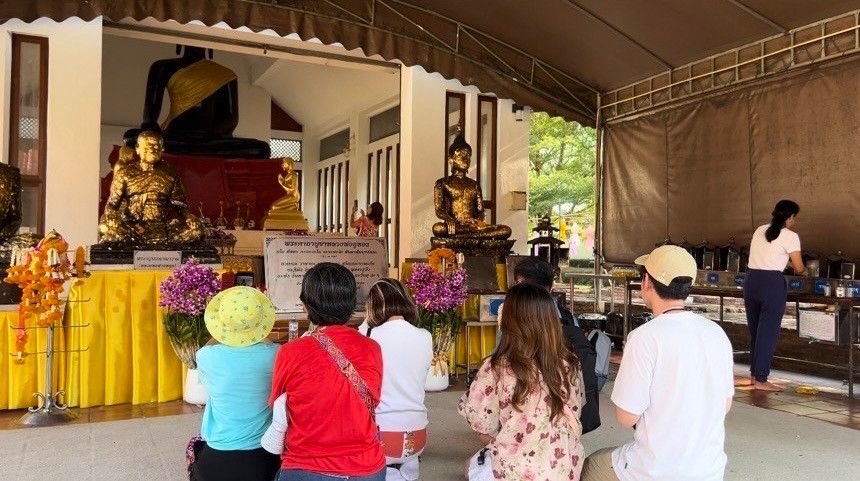 ชาวนนทบุรี แห่ร่วมกิจกรรมเวียนเทียนวัดปรางค์หลวง วัดเก่าแก่ อายุกว่า 650 ปี 