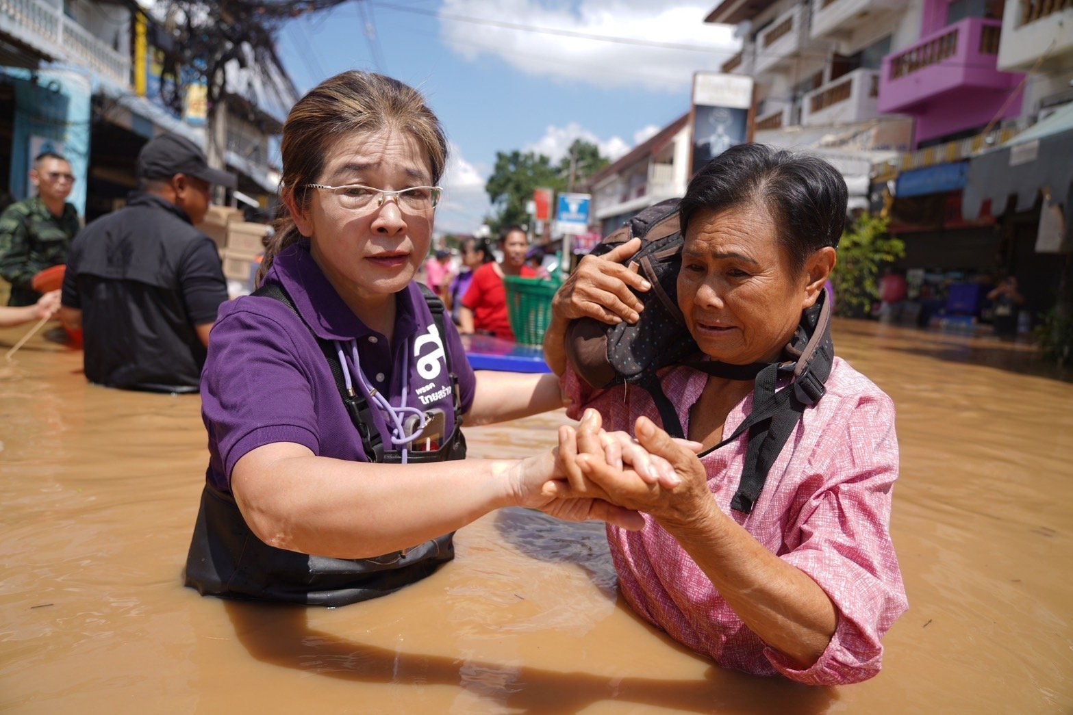 สุดารัตน์ช่วยน้ำท่วมเชียงใหม่