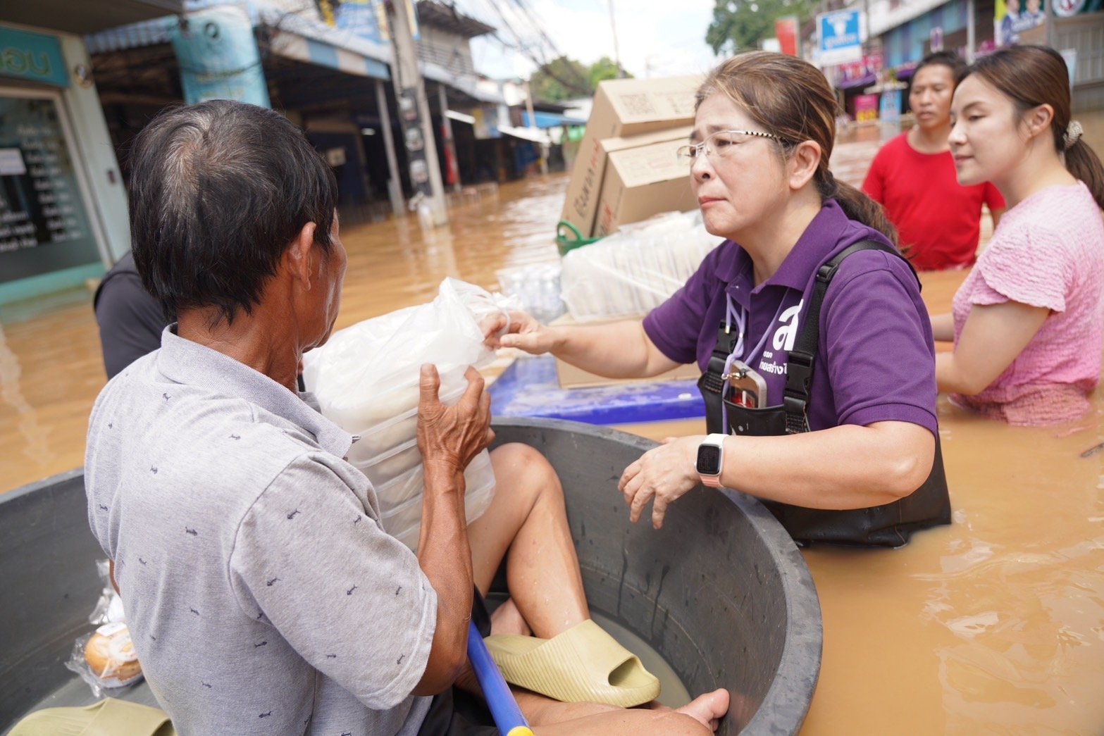 สุดารัตน์ช่วยน้ำท่วมเชียงใหม่