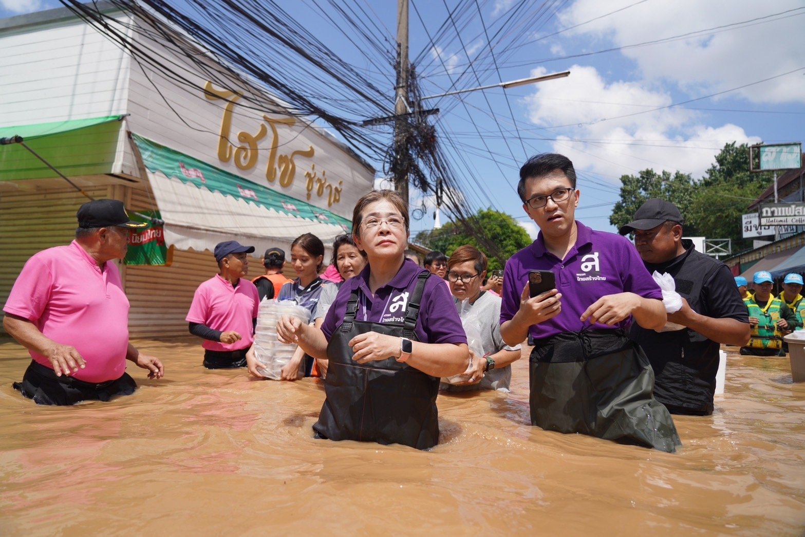 สุดารัตน์ช่วยน้ำท่วมเชียงใหม่