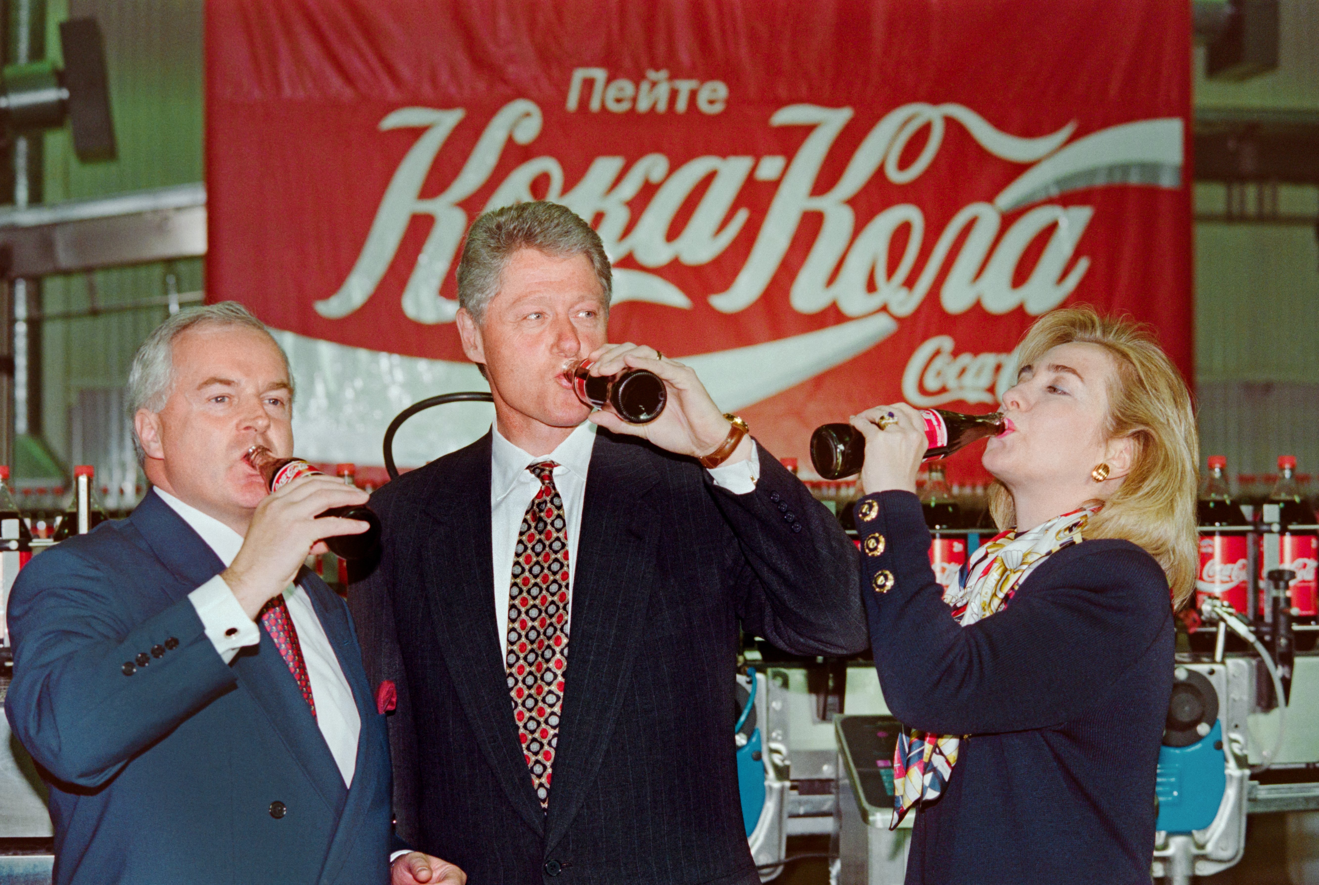 Реклама банков 90 х. Билл Клинтон на заводе Кока кола. Хиллари Клинтон в Москве 1995. Хиллари Клинтон Кока кола. Билл Клинтон в 90-е.