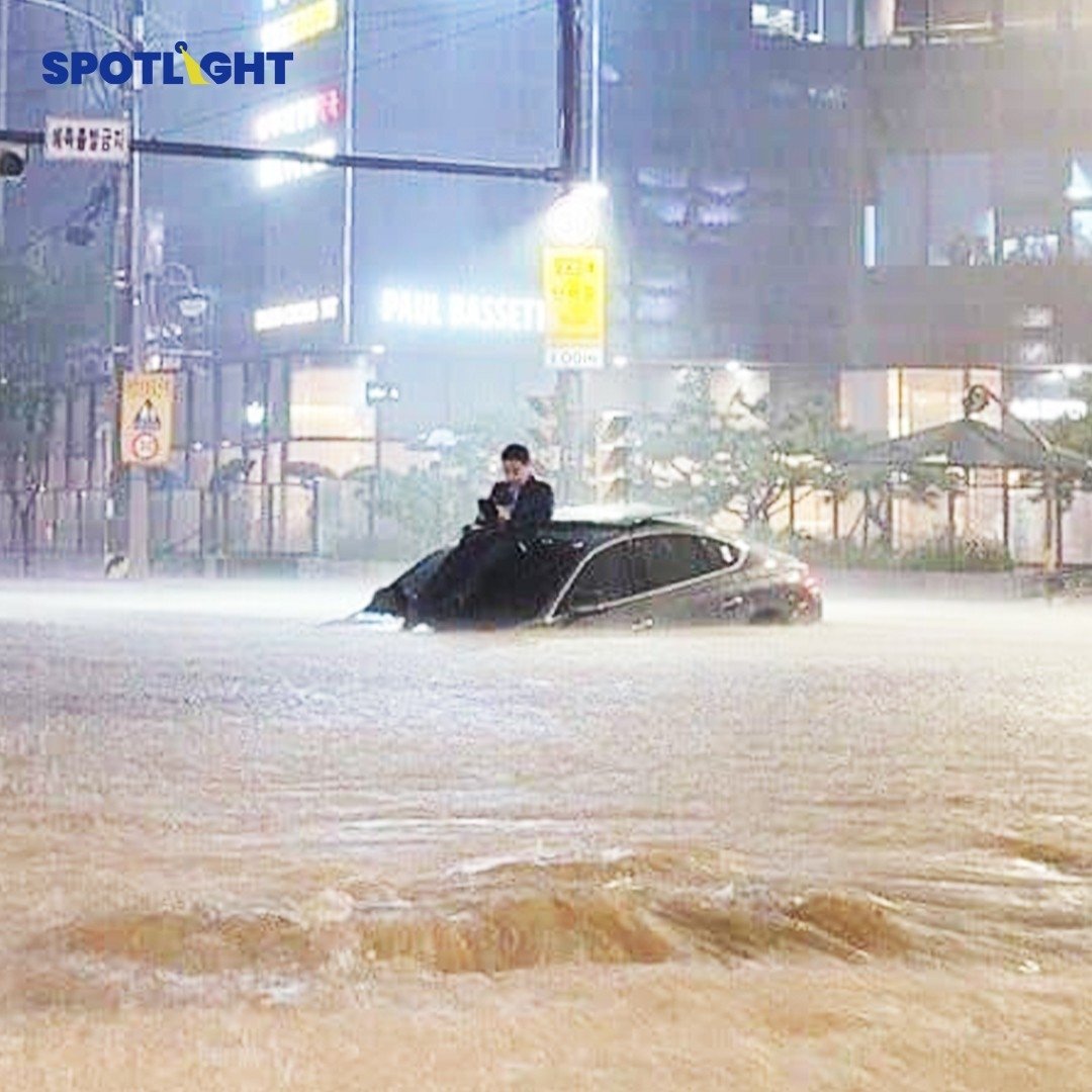 น้ำท่วมฉับพลันจากพายุฝนที่ตกกระหน่ำกลางกรุงโซลมาตั้งแต่เมื่อวานนี้ ทำให้หลายคนต้องกลายสภาพเป็นผู้ประสบภัยกลางถนน

ภาพจากทวิตเตอร์