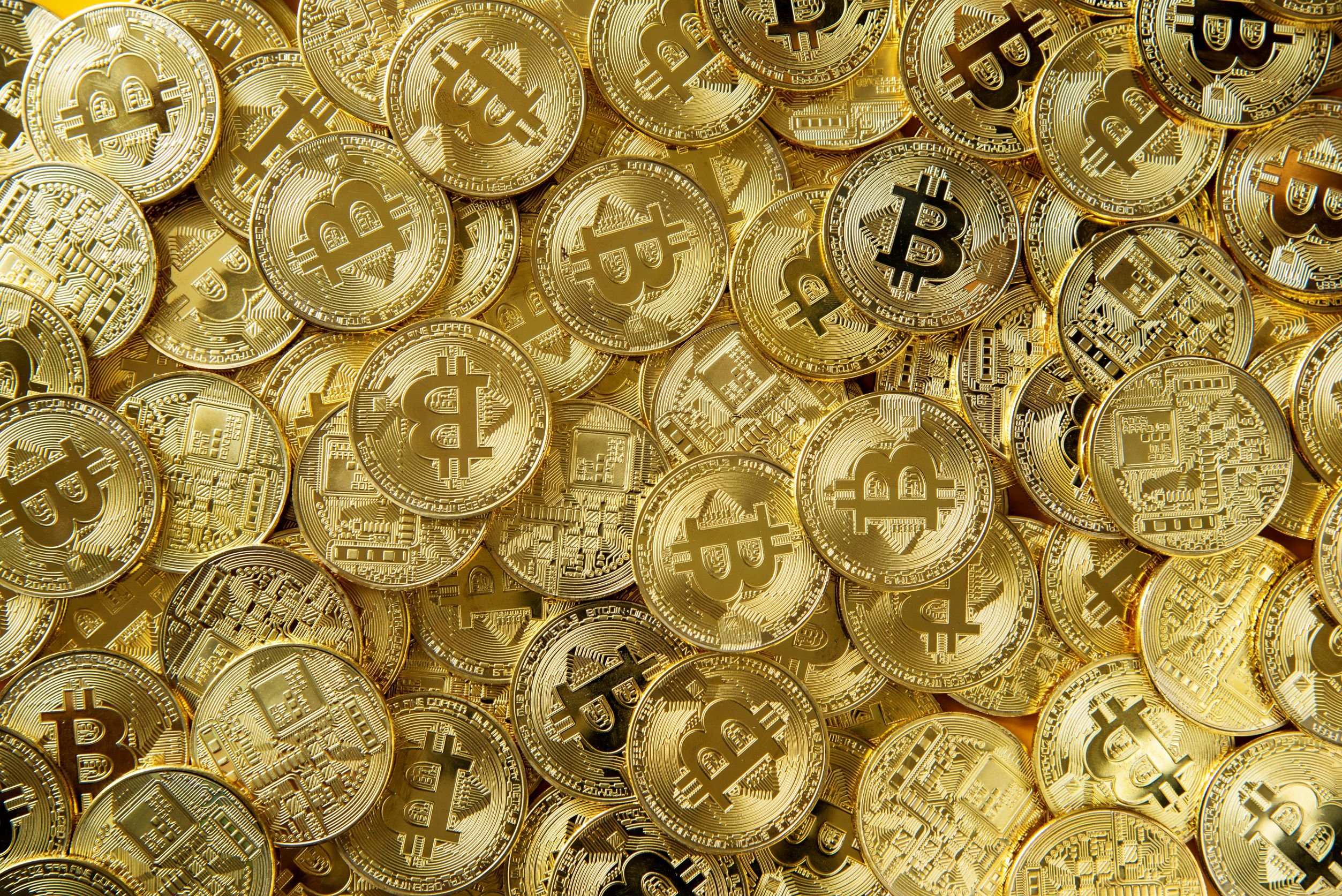 pile-gold-bitcoin-money(resiz