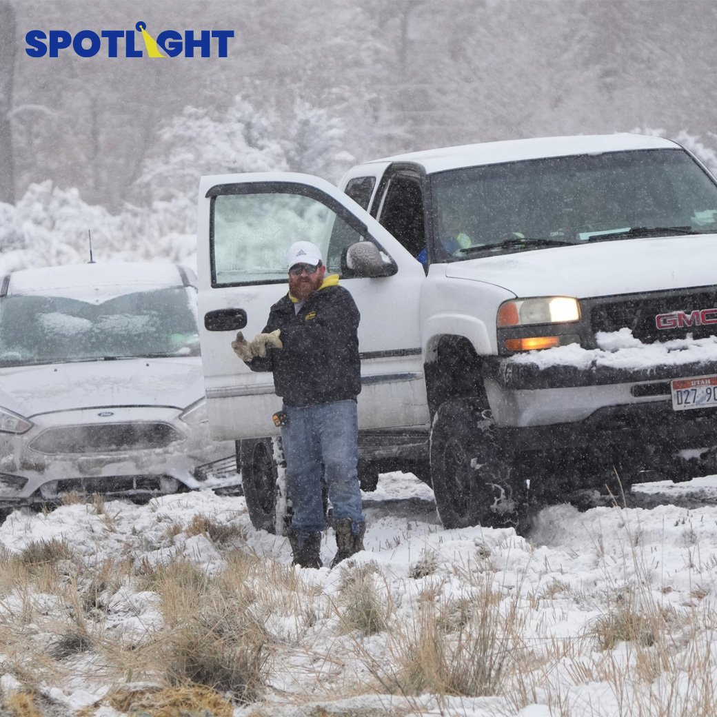 พลเมืองดีสหรัฐ ขณะกำลังช่วยรถคันหลังที่ลื่นตกไหล่ทางเนื่องจากถนนลื่นเพราะถูกปกคลุมไปด้วยหิมะ