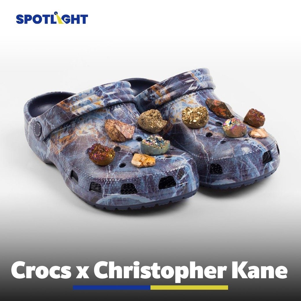 จุดพลิกผันของ Crocs คือการเริ่ม Collabs กับศิลปิน และแบรนด์อื่นๆ จากหลากหลายวงการ โดยในปี 2016 Crocs ได้จับมือกับดีไซเนอร์ชาวสก็อตแลนด์ ‘Christopher Kane’ ออกคอลเลกชั่นใหม่ เป็นรองเท้า Crocs ลายพิมพ์หินอ่อน พร้อม Jibbitz ที่เป็นก้อนแร่ขนาดเล็ก เพิ่มความแพงให้กับรองเท้ายางประจำบ้านแบรนด์นี้ เท่านั้นยังไม่พอ Crocs รุ่นพิเศษนี้ ยังถูกใส่บนรันเวย์ของ London Fashion Week ในการเปิดตัวเสื้อผ้าคอลเลกชันใหม่ของเขา ซึ่งเป็นชุดพิมพ์ลายหินอ่อนเข้าคู่กันกับ Crocs รุ่นพิเศษ สร้างกระแสวิพากษ์วิจารณ์ในวงการแฟชั่น ดั่งในบทความของนิตยสาร Elle ที่มีข้อความตอนหนึ่งระบุว่า
 
“บ่ายนี้ที่ London Fashion Week Christopher Kane ดีไซเนอร์ชาวสก็อตแลนด์ ส่งนางแบบเดินบนรันเวย์โดยใส่รองเท้า Crocs ใช่ รองเท้า Crocs ใช่แล้ว!”