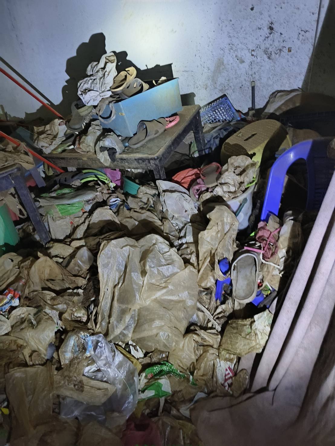 Thai man faeces at neighbours in Bangkok