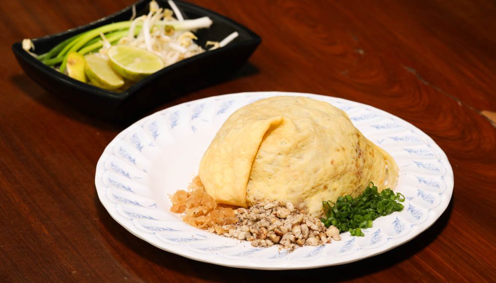 ผัดไทยหมูสับห่อไข่