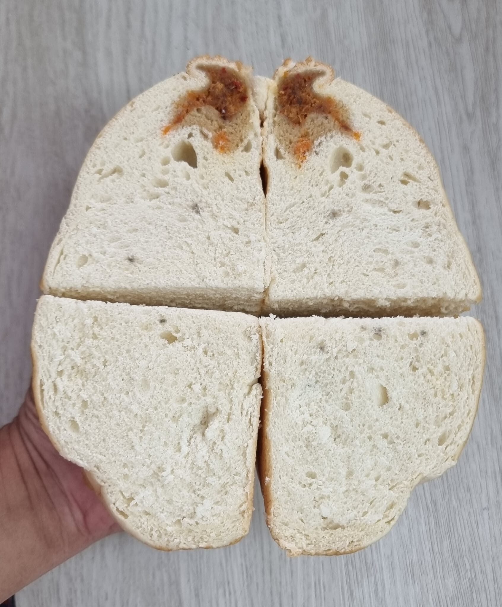 ขนมปังไส้หมูหยองพริกเผา
