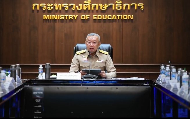 พล.ต.อ.เพิ่มพูน ชิดชอบ รัฐมนตรีว่าการกระทรวงศึกษาธิการ 