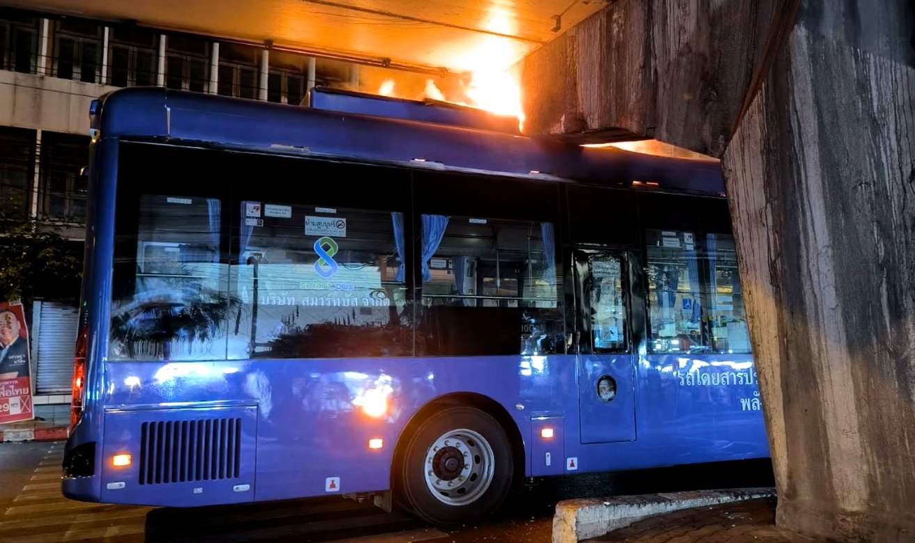 รถเมล์ไฟฟ้า ชน ไฟไหม้