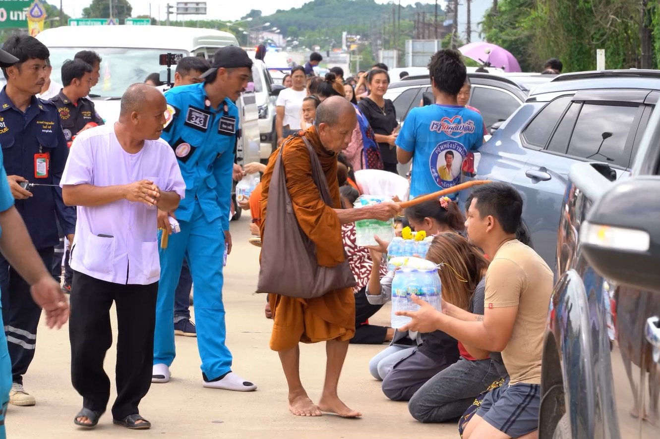 หลวงตาบุญชื่น ธุดงค์เท้าเปล่า