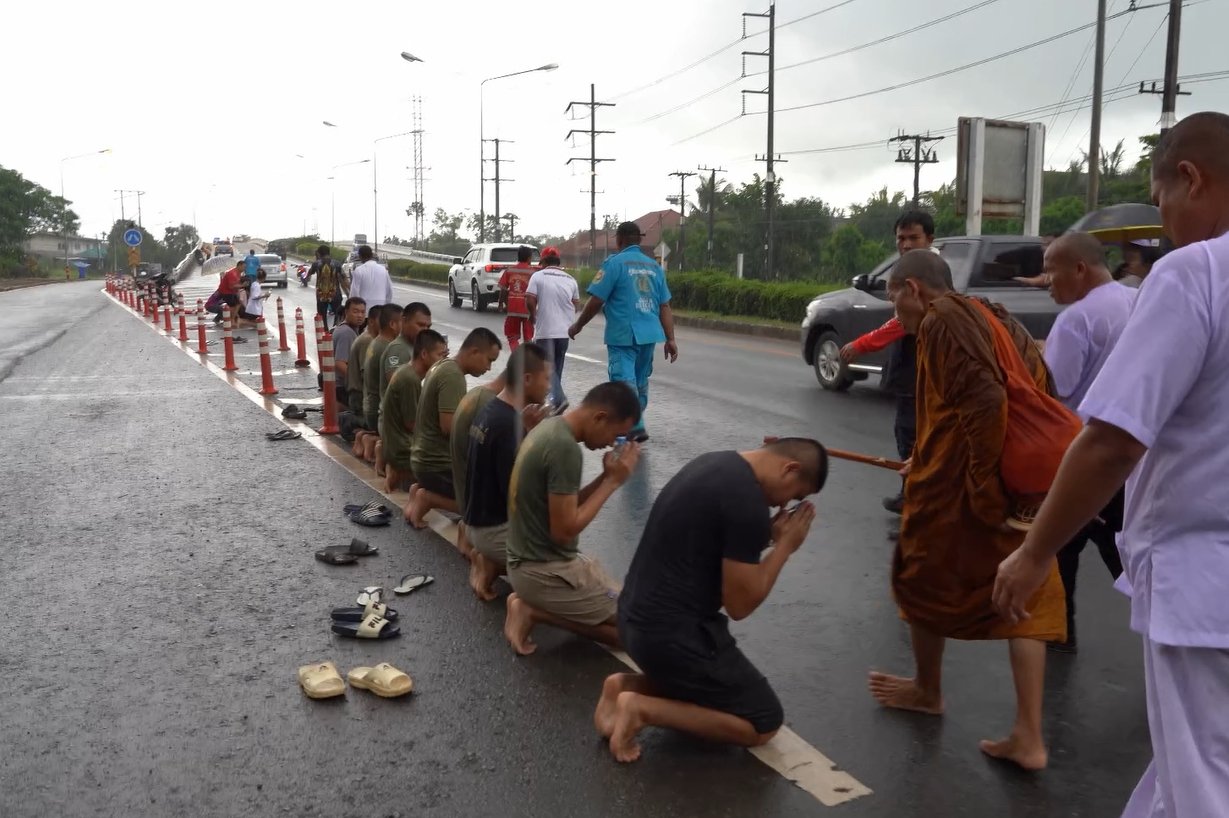 หลวงตาบุญชื่น ธุดงค์เท้าเปล่า