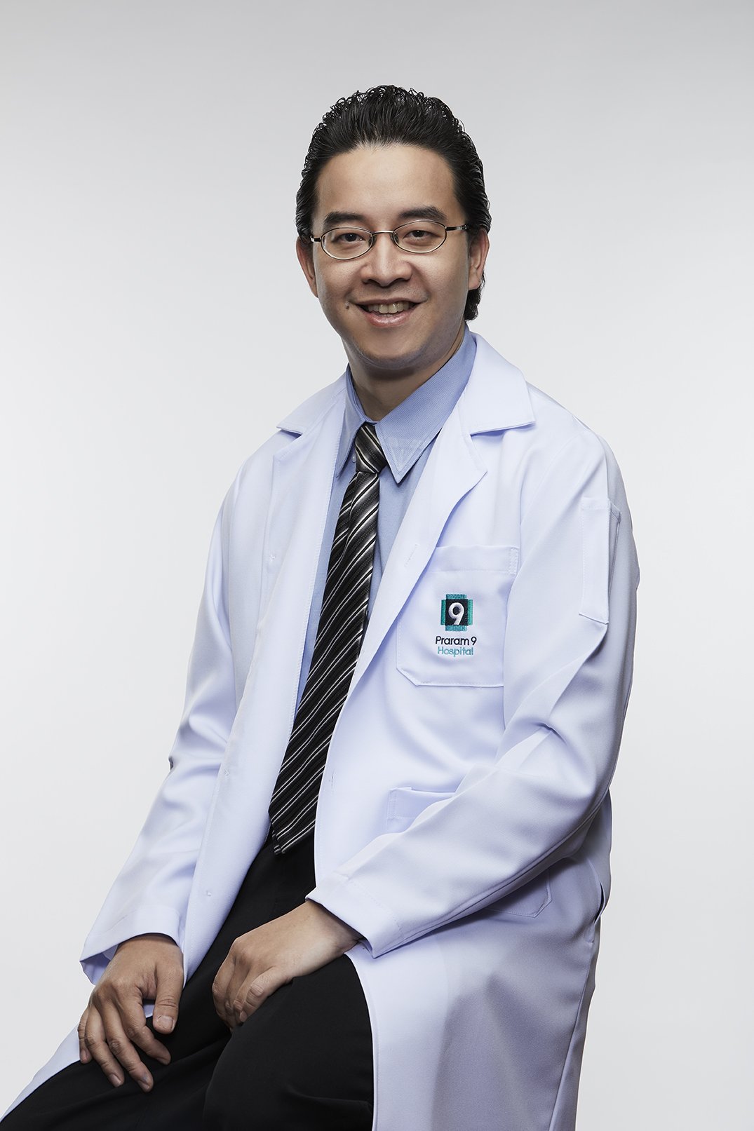 นพ.ธนพงศ์ ว่องวิริยะกุล แพทย์ผู้ชำนาญการด้านศัลยศาสต์ทั่วไปและการผ่าตัดส่องกล่อง โรงพยาบาลพระรามเก้า 