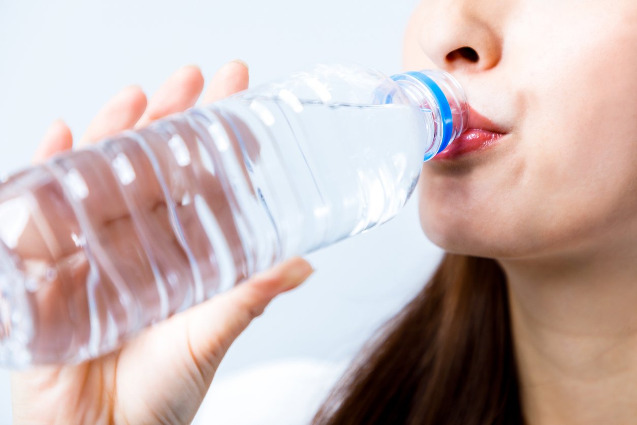 ผลวิจัยเตือน ดื่มน้ำจากขวดพลาสติก เพิ่มโอกาสเป็น 