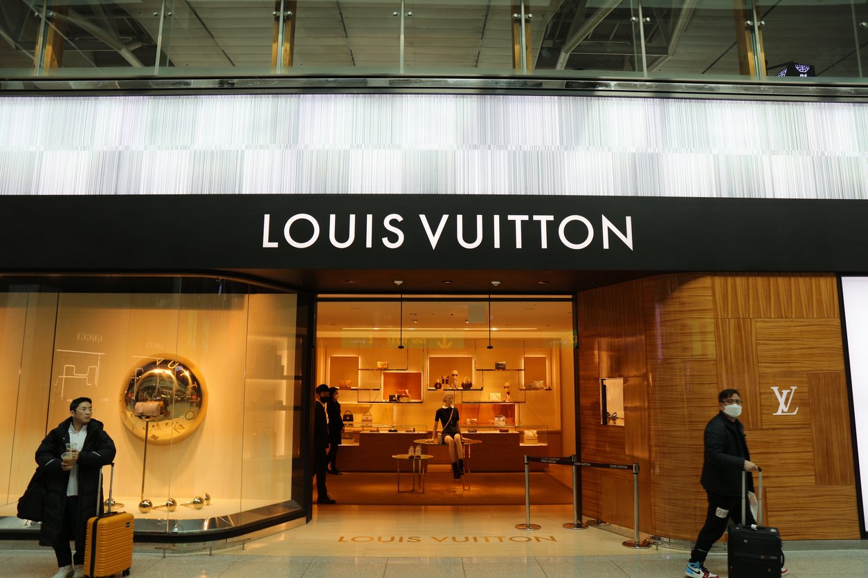 ประธาน LVMH เสียหายกว่า 4 แสนล้าน! หลังพิษเศรษฐกิจจีนฉุดให้ LVMH ร่วง