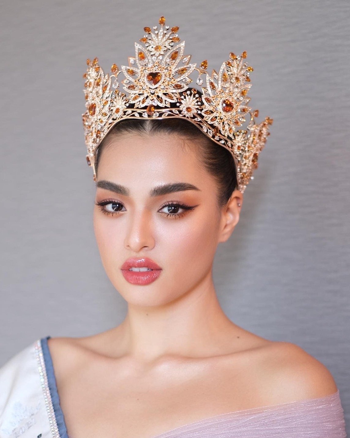 เปิดประวัติ แอนชิลี สก๊อต เคมมิส เจ้าของตำแหน่ง Miss Universe Thailand 2021