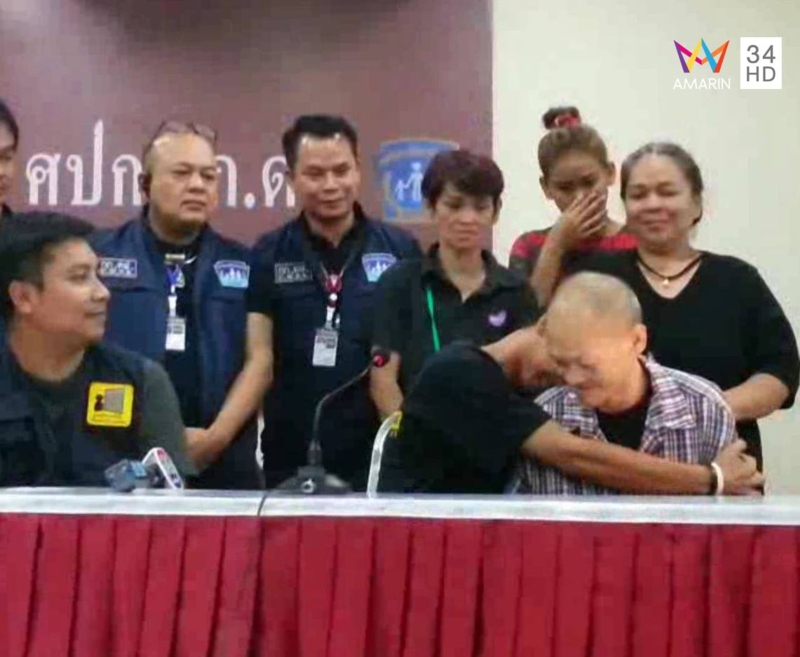 ร่ำไห้! ลูกชายโผกอดพ่อ หลังพลัดพราก 15ปี ใช้กูเกิล ตามหาจนเจอะ