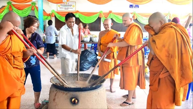 ยังศรัทธา!ชาว อยุธยา ร่วม ทำบุญวันวิสาขบูชา วัดบ้านสร้างจำนวนมาก  ไม่หวั่น ปัญหาขับไล่เจ้าอาวาส