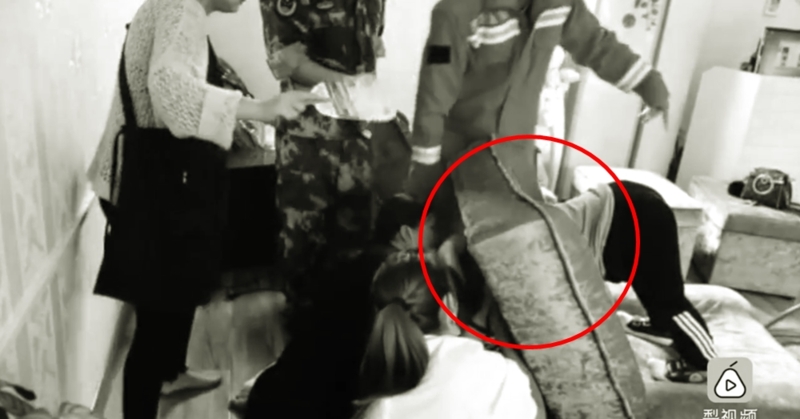 ซนจนได้เรื่อง!? ทีมกู้ภัยเร่งช่วยเหลือหนูน้อยเอาหัวมุดโซฟาเล่นจนติดแหง็ก