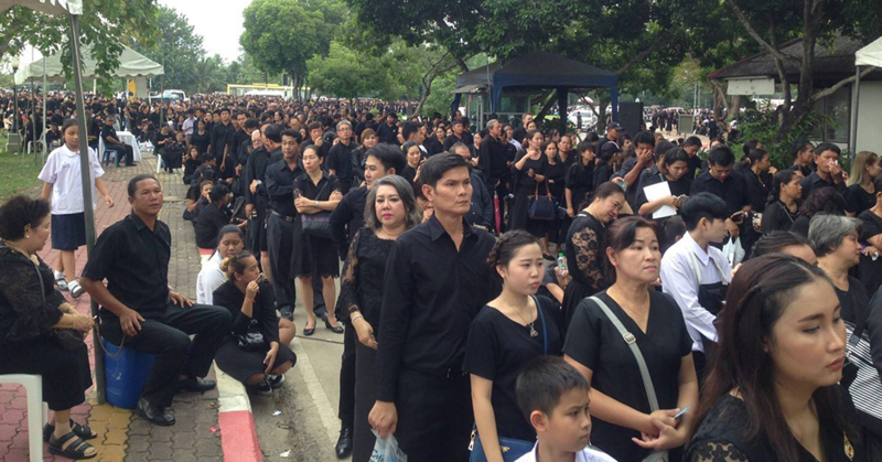 ประชาชนหลั่งไหลร่วมพิธีวางดอกไม้จันทน์ ล้นพุทธมณฑล