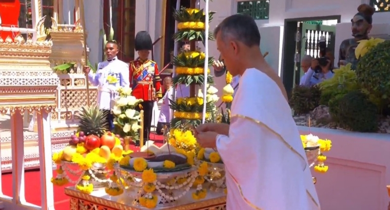 สมเด็จพระเจ้าอยู่หัว ประกอบพิธีสรงมุรธาภิเษก ณ ชาลาพระที่นั่งจักพรรดิพิมาน