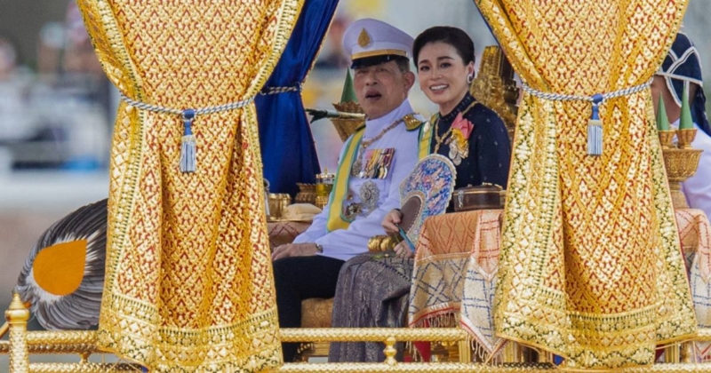 ในหลวง-พระราชินี เสด็จฯถวายผ้าพระกฐิน โดยขบวนพยุหยาตราทางชลมารค