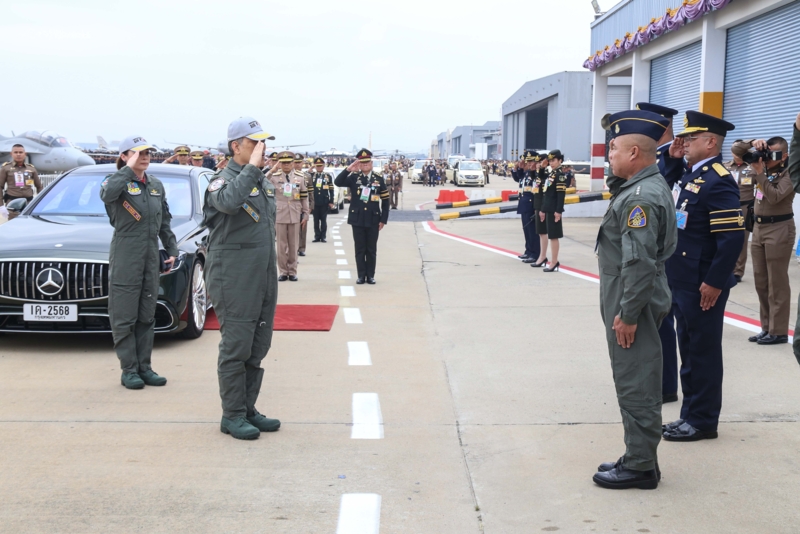 ในหลวง-พระราชินี เสด็จฯทอดพระเนตรแสดงการบินครบ 88 ปี กองทัพอากาศ